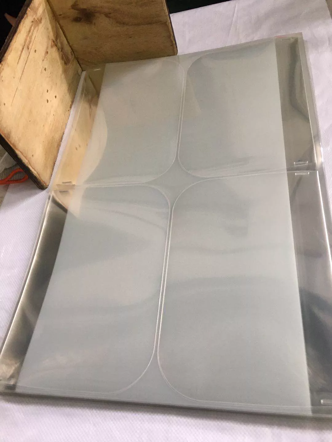  Feuille de plastique PET semi-rigide transparente miroir film PET antibuée pour la fabrication d'écrans faciaux-1